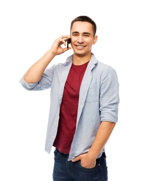 Счастливый молодой человек звонит по смартфону — стоковое фото