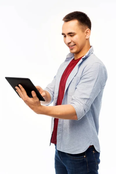 태블릿 컴퓨터와 함께 행복 한 젊은 사람 — 스톡 사진