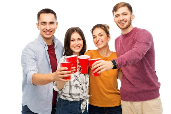 Groep lachende vrienden met dranken in partij kopjes — Stockfoto