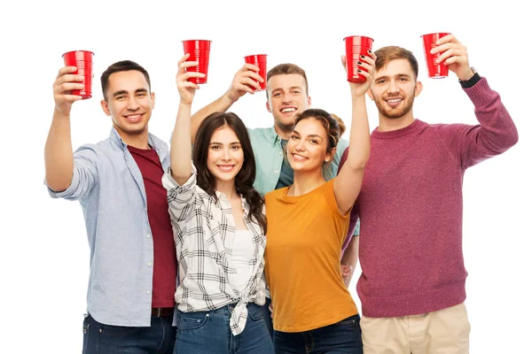 Группа улыбающихся друзей с напитками в чашках для вечеринок — стоковое фото