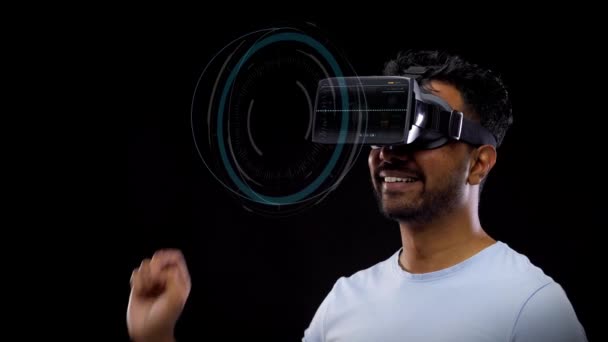 Man in vr headset with virtual earth projection — Stock Video