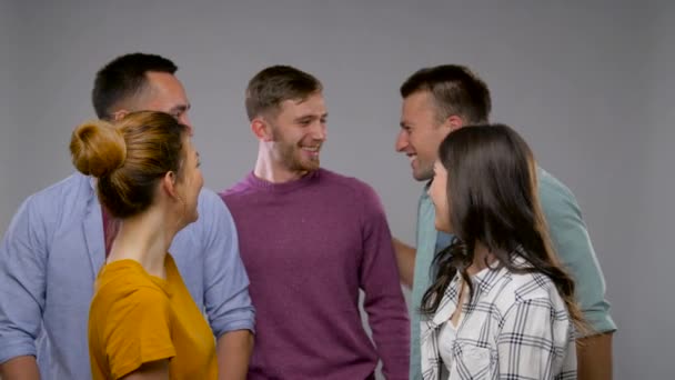 Grupp av glada leende vänner över grå — Stockvideo