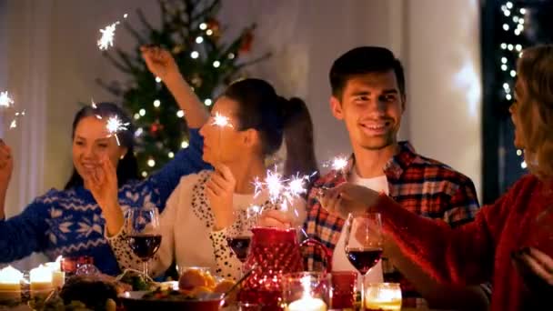 Amigos com faíscas em casa jantar de Natal — Vídeo de Stock