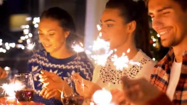 Amici con scintille a casa cena di Natale — Video Stock