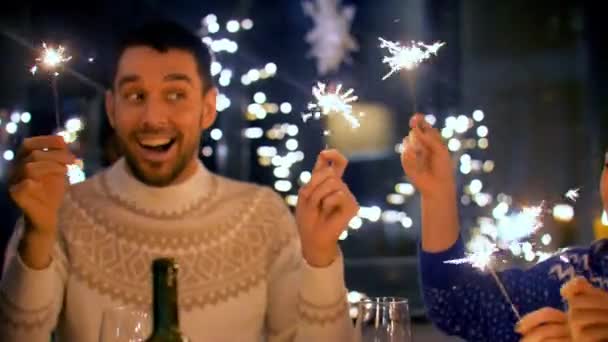 Arkadaş grubu ev Noel yemeğinde maytap — Stok video
