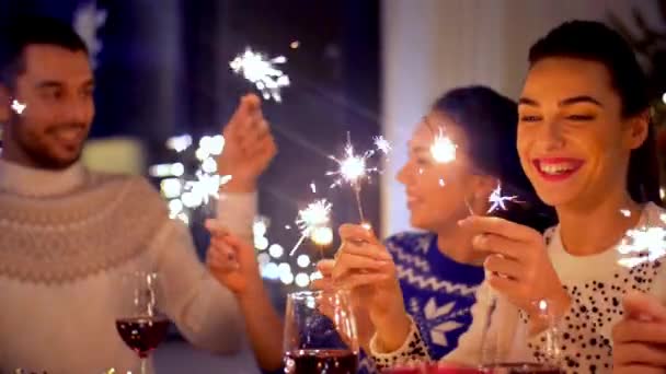 Amigos com faíscas em casa jantar de Natal — Vídeo de Stock