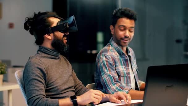 Разработчики с гарнитурой виртуальной реальности в офисе — стоковое видео