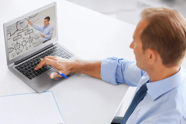 Geschäftsmann schaut Webinar am Laptop im Büro — Stockfoto