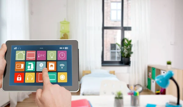 Mani con icone Smart Home sul computer tablet — Foto Stock