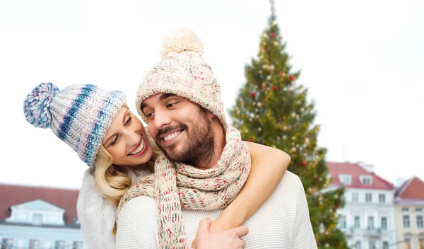 Счастливая пара, обнимающая рождественскую елку — стоковое фото
