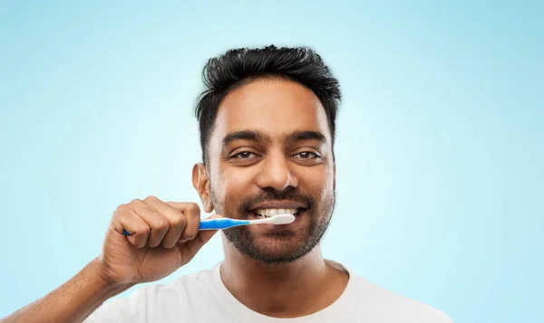 Uomo indiano con spazzolino pulizia denti — Foto Stock