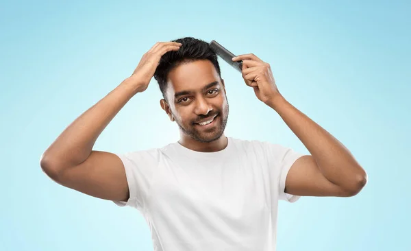 Hombre indio feliz cepillando el pelo con peine —  Fotos de Stock