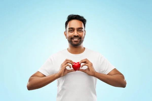 Uomo indiano con cuore rosso su sfondo blu — Foto Stock