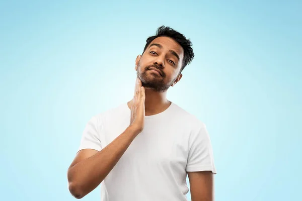 Uomo indiano che tocca la barba — Foto Stock