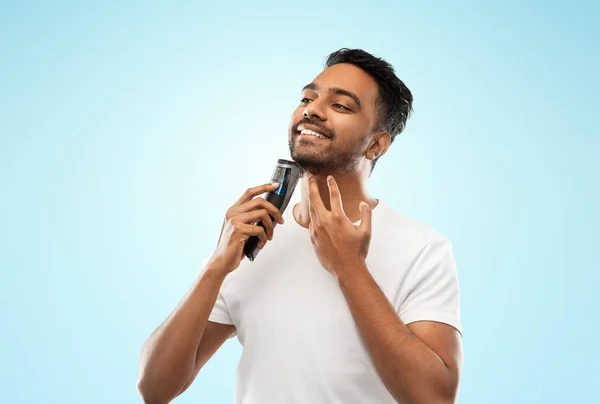 Homem índio sorridente barbear barba com aparador — Fotografia de Stock