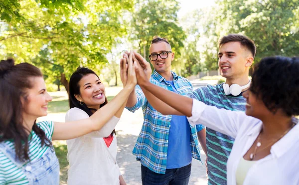 Amigos felices haciendo cinco en el parque —  Fotos de Stock