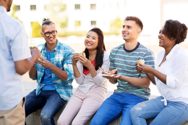 Amigos comiendo pizza y sándwiches en el parque — Foto de Stock