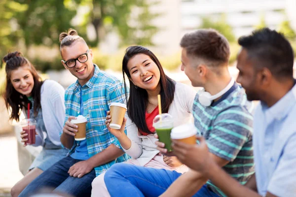 Vrienden drinken koffie en SAP praten in de stad — Stockfoto