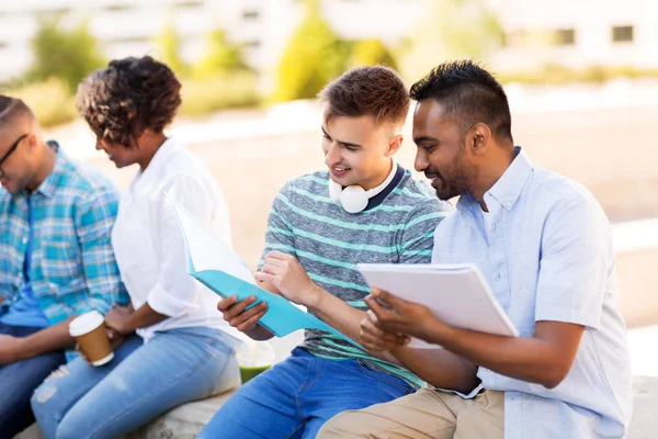 Mezinárodní studenti s notebooky venku — Stock fotografie