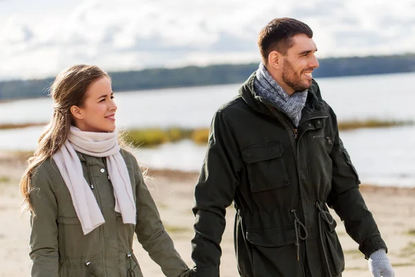 Pareja caminando a lo largo de la playa otoño —  Fotos de Stock