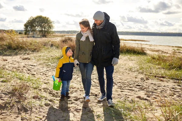 Ευτυχισμένη οικογένεια περπάτημα κατά μήκος της παραλίας του φθινοπώρου — Φωτογραφία Αρχείου