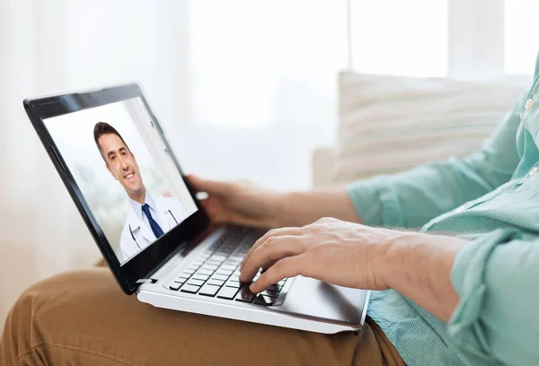 Pacient s video volání s lékařem na laptop — Stock fotografie