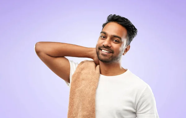 Индийский мужчина с полотенцем на фиолетовом фоне — стоковое фото