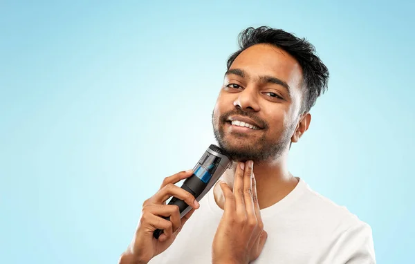 Uomo indiano sorridente barba da barba con trimmer — Foto Stock