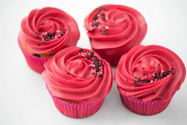 Close-up van cupcakes met rode botterroom frosting — Stockfoto