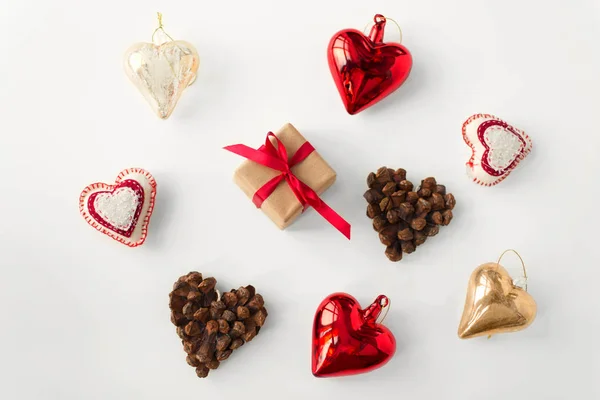 Regalo de Navidad y decoraciones en forma de corazón —  Fotos de Stock