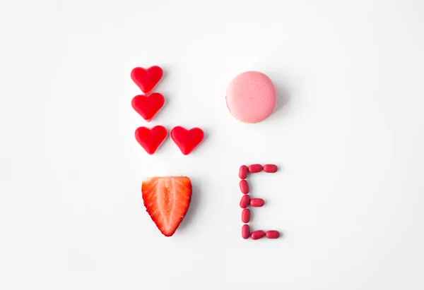 Närbild av ordet kärlek gjord av godis — Stockfoto