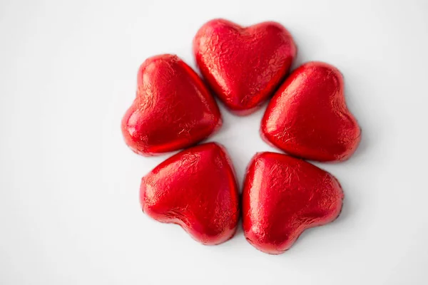 Zbliżenie na czerwone cukierki czekoladowe w kształcie serca — Zdjęcie stockowe