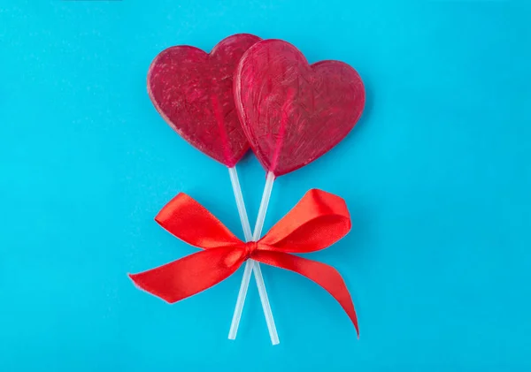 Pirulitos em forma de coração vermelho para o dia dos namorados — Fotografia de Stock