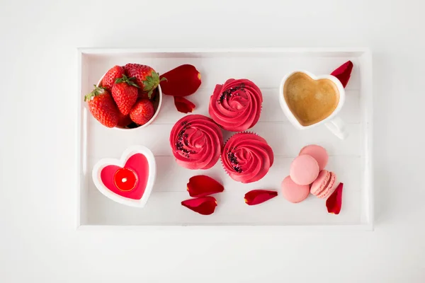 Zbliżenie na smakołyki na tacę na Walentynki — Zdjęcie stockowe