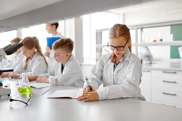 Enseignant et étudiants en chimie à l'école — Photo