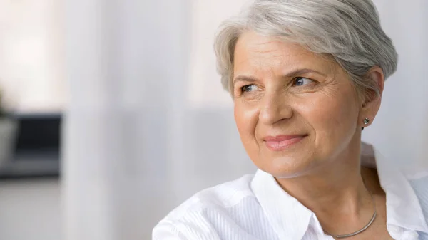 Retrato de una mujer mayor sonriente —  Fotos de Stock