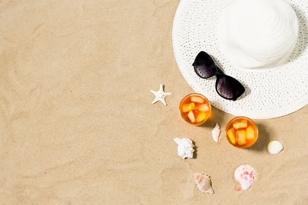 Drinkar, sol hatt och solglasögon på stranden sand — Stockfoto