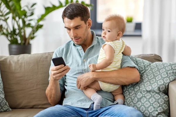 Otec s dcerou dítě doma pomocí smartphonu — Stock fotografie