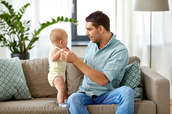 Padre con hijita en casa — Foto de Stock