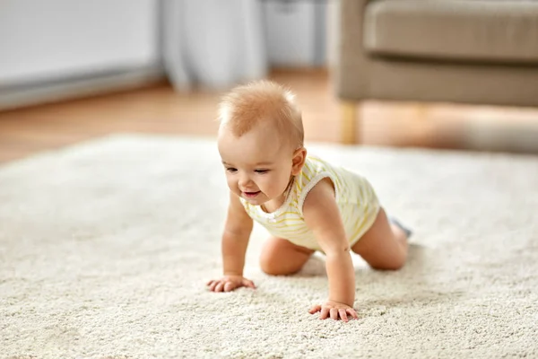 Schöne kleine Mädchen kriechen auf dem Boden zu Hause — Stockfoto