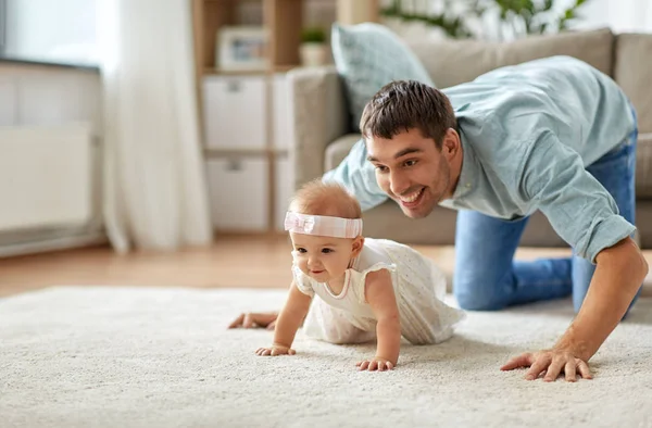 Niña feliz con el padre en casa —  Fotos de Stock