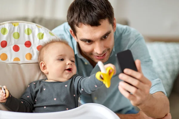 Vater mit kleiner Tochter macht Selfie zu Hause — Stockfoto