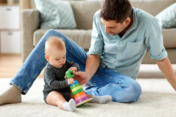 Padre jugando con la pequeña hija en casa — Foto de Stock