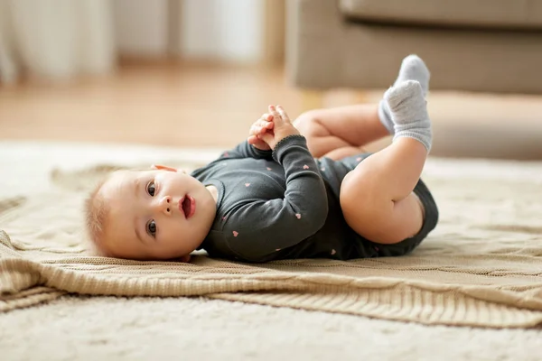 Mooie babymeisje liggend op de vloer thuis — Stockfoto