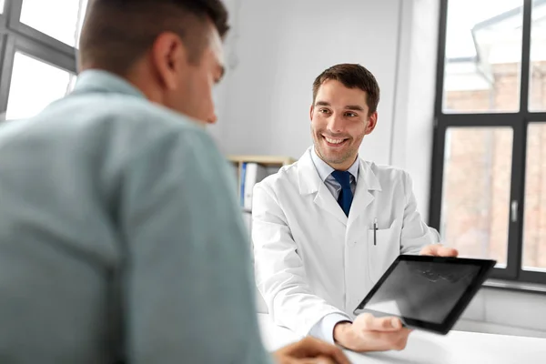 태블릿 컴퓨터와 병원에서 환자와 의사 — 스톡 사진