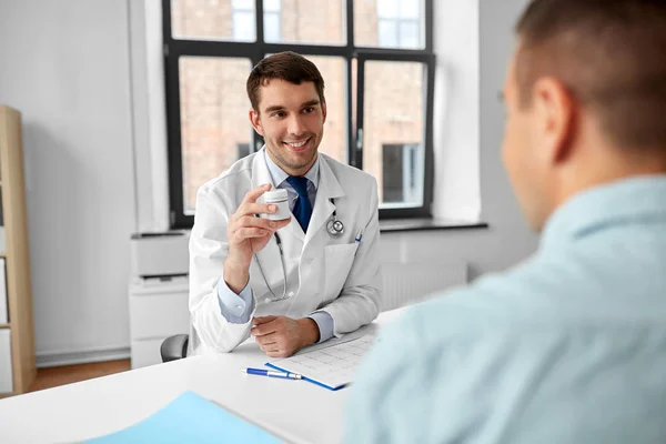 Médico mostrando medicamentos al paciente en el hospital — Foto de Stock