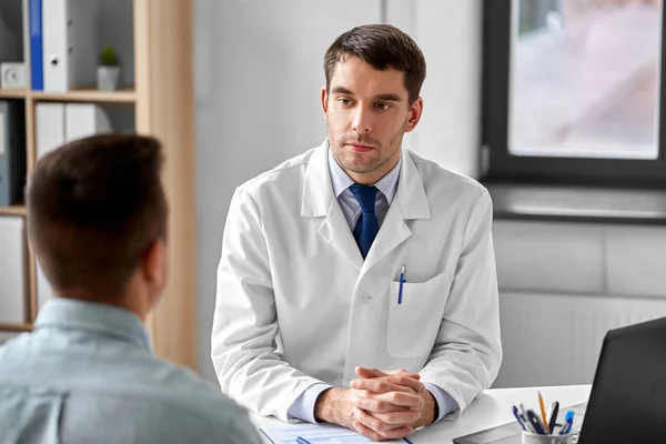 Arzt hört männlichen Patienten im Krankenhaus zu — Stockfoto