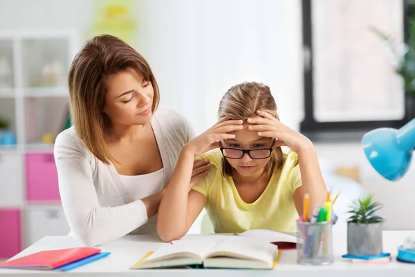 Мама помогает дочери с трудным домашним заданием — стоковое фото