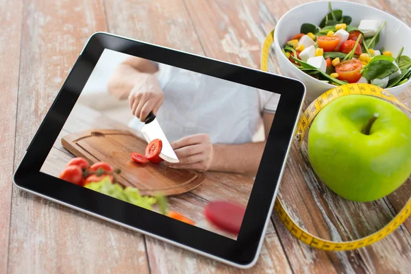 健康饮食 饮食和技术概念 关闭平板电脑屏幕上的教程烹饪视频 绿色苹果 测量磁带和沙拉 — 图库照片