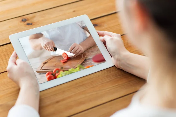 Tablet bilgisayarda kadın izlerken pişirme video — Stok fotoğraf